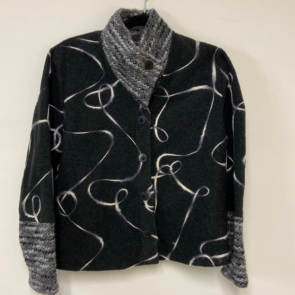 Made in Canada 🍁 ribbons of yarn and chunky collar and cuffs - Picture 2 of 9